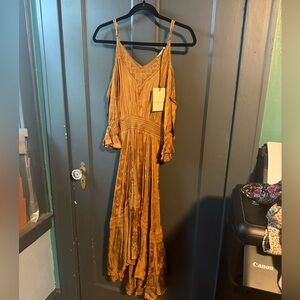 🔮 Spell // Sample gold cold shoulder midi